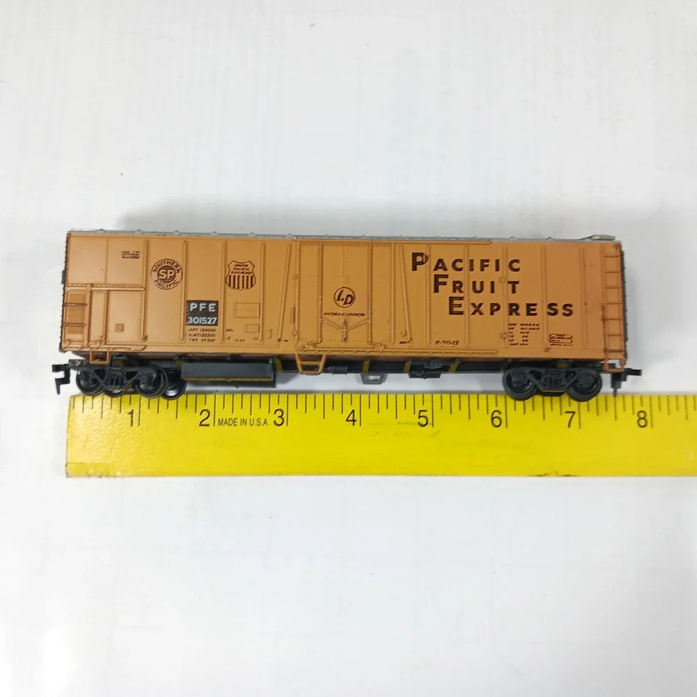 Pacific Fruit Express PFE 301527 HO Scale Refrigerator Car Orange SP UP